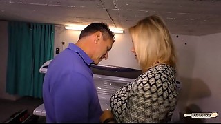 HAUSFRAU FICKEN - Blonde German housewife gets her amateur pussy drilled