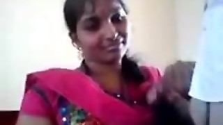 Unexperienced Desi MILF in pinkish sari posing on camera.mp4